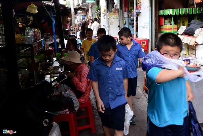 Khu chợ rách nát, bát nháo giữa đường ở trung tâm Sài Gòn - Ảnh 14.