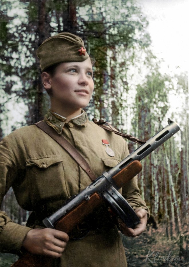 Ảnh màu hiếm về nữ binh sĩ Hồng quân Liên Xô trong Thế chiến II - Ảnh 14.