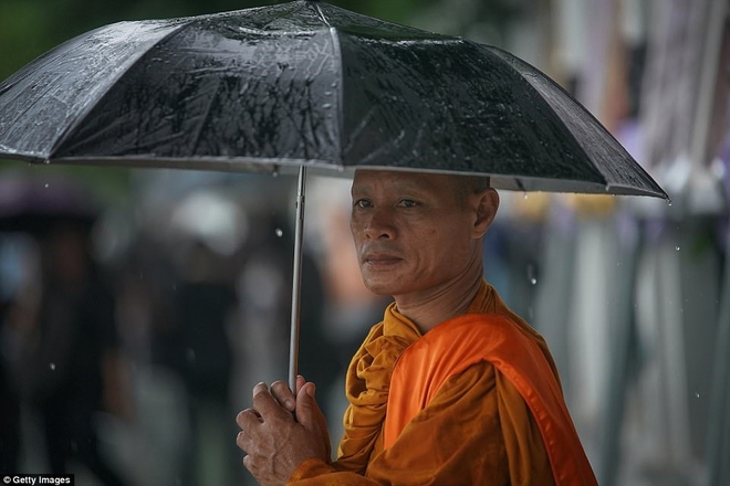 Hàng ngàn người Thái Lan mang ảnh, đội mưa chờ tiễn biệt nhà vua Bhumibol Adulyadej - Ảnh 13.