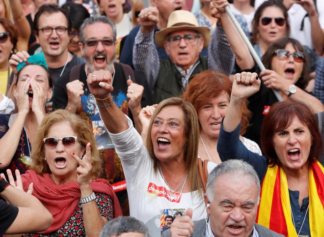 Ảnh: Catalan tuyên bố độc lập, hàng vạn người dân đổ ra đường ăn mừng - Ảnh 14.