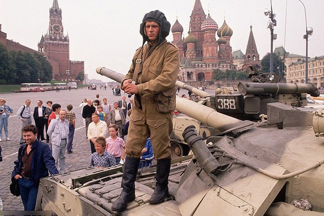 Hình ảnh buồn về siêu cường Liên Xô trước khi sụp đổ - Ảnh 14.