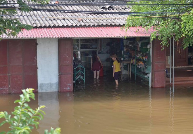 Chùm ảnh: Ninh Bình nhiều nơi nước ngập quá 2m, đường vào khu du lịch Bái Đính bị cô lập - Ảnh 15.