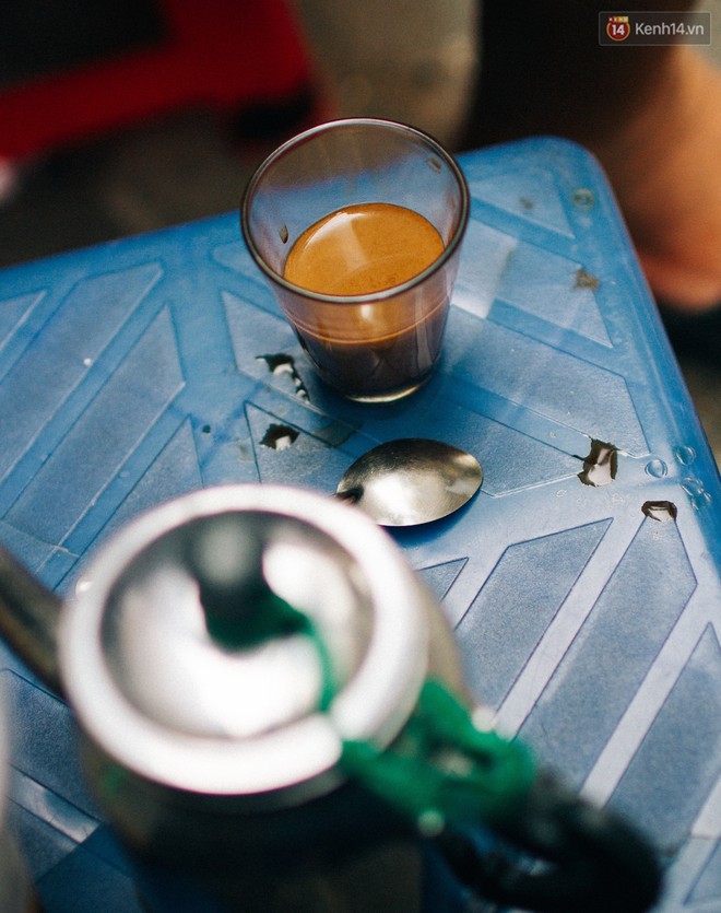 Chùm ảnh: Người Sài Gòn và thói quen uống cafe cóc từ lúc mặt trời chưa ló dạng cho đến chiều tà - Ảnh 15.