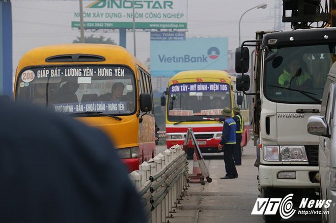 Tài xế rủ nhau dùng tiền lẻ mua vé, BOT quốc lộ 5 hỗn loạn sáng đầu tuần - Ảnh 14.