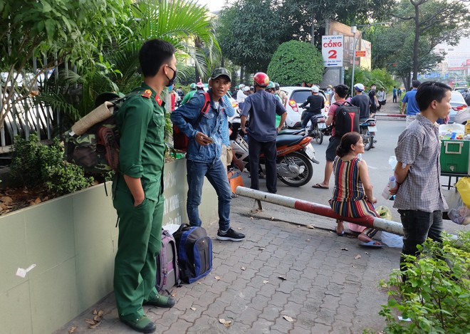 Ngày làm việc cuối cùng trước kỳ nghỉ Tết Dương lịch 2018: Đang ùn tắc kéo dài ở cửa ngõ sân bay Tân Sơn Nhất - Ảnh 16.