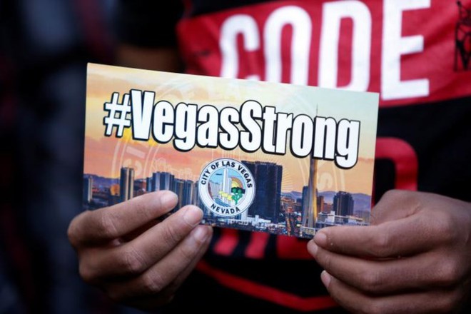 Nước Mỹ lặng đi tưởng niệm các nạn nhân vụ xả súng ở Las Vegas - Ảnh 17.