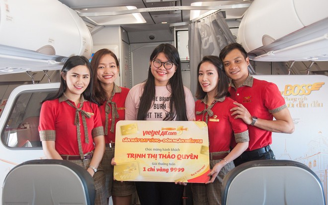 Ảo thuật gia “hô biến” tặng vàng cho khách trên tàu bay Vietjet - Ảnh 3.