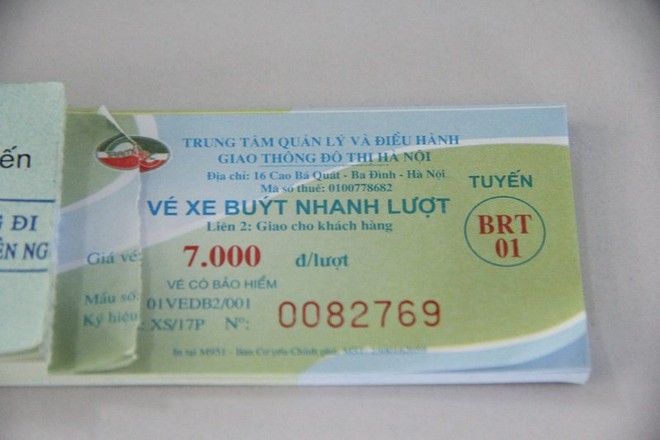 Ngày đầu buýt nhanh bán vé, phạt nguội lấn làn - Ảnh 1.