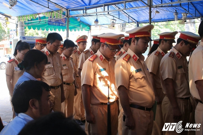 Cảnh sát giao thông bị xe tải cán qua người: Con gái nhỏ ngơ ngác tìm bố tại đám tang - Ảnh 2.