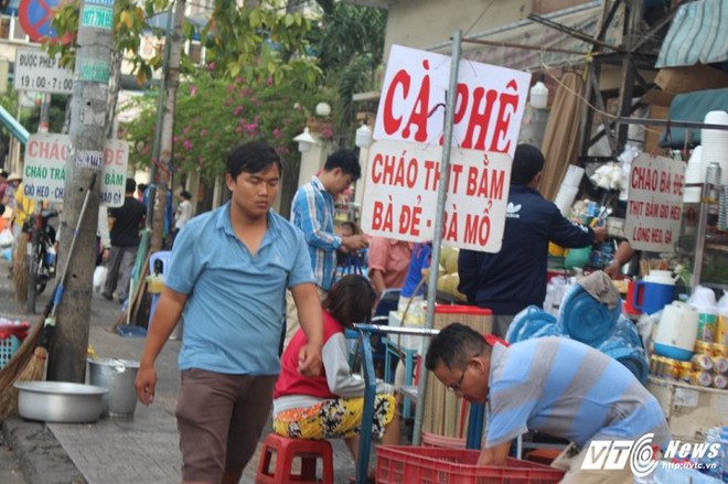 Xe biển xanh, hàng quán vẫn ‘cướp’ vỉa hè trắng trợn ở trung tâm Sài Gòn - Ảnh 3.