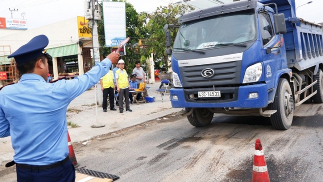 Cục trưởng QLĐB III “xuống đường”, xử nghiêm xe quá tải - Ảnh 2.