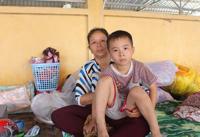 Sạt lở ở An Giang: Dân mất nhà, mắc võng ngủ trong chùa - Ảnh 3.