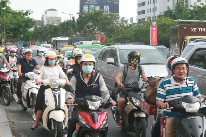 Kẹt xe, hành khách chạy thục mạng vào sân bay Tân Sơn Nhất - Ảnh 2.