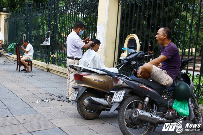 Hà Nội: Ngang nhiên tái chiếm vỉa hè, ăn cắp lòng đường, tấp nập buôn bán - Ảnh 3.