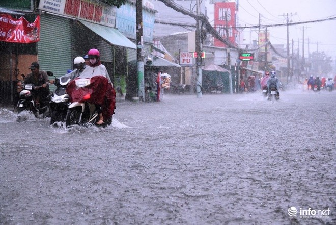 TP.HCM: Sóng vỗ “ầm ầm”, xe chết máy la liệt trên đường phố - Ảnh 3.