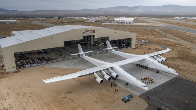 Chiếc máy bay có sải cánh lớn nhất thế giới đã xuất hiện - Ảnh 3.