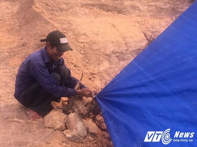 Căng lều bảo vệ vị trí nghi lăng mộ vợ vua triều Nguyễn bị san phẳng làm bãi đậu xe - Ảnh 3.