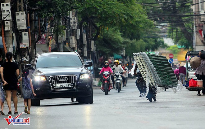 Tập đoàn xe xác ướp chở tôn dọc ngang trên phố Hà Nội - Ảnh 3.