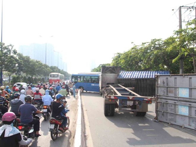 Tông liên hoàn trên xa lộ Hà Nội, khách xe buýt kêu cứu - Ảnh 2.