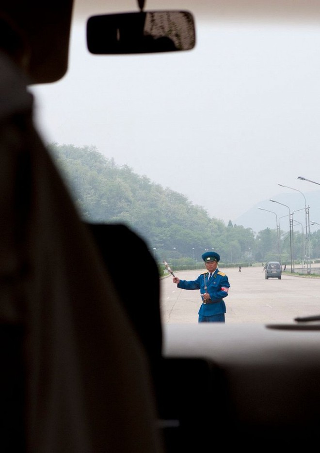 Những bức ảnh đường cao tốc hé lộ cuộc sống kì lạ ở Triều Tiên - Ảnh 3.