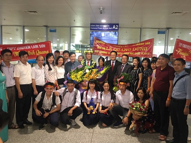 Hân hoan đón những chàng trai vàng Olympic Toán học - Ảnh 3.