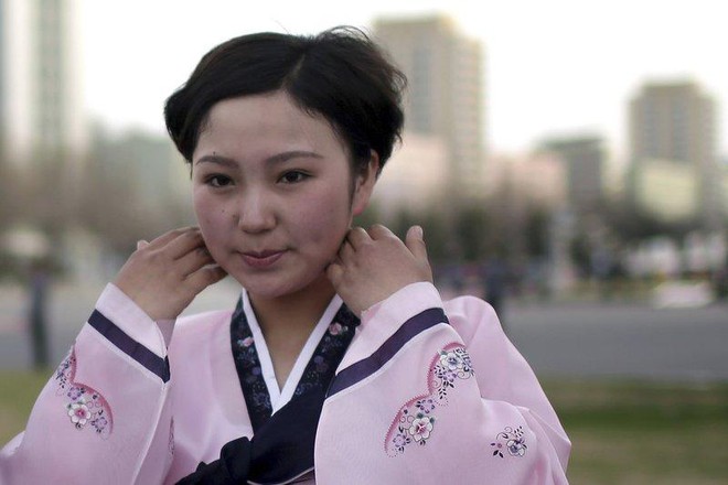 Triều Tiên báo động dòng chảy ngầm: Khi người trẻ thích váy ngắn, phim Hàn và mê kiếm tiền - Ảnh 1.