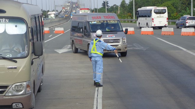 Xe &ugrave;n &ugrave;n về TP.HCM, trạm thu ph&iacute; mở bung cửa - Ảnh 3.