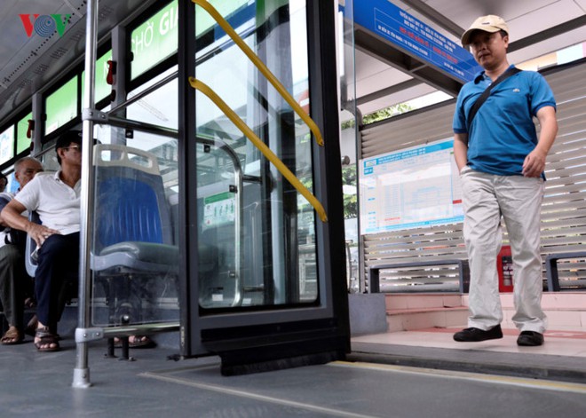 Giờ cao điểm, BRT Hà Nội không đến mức... quá tải - Ảnh 3.