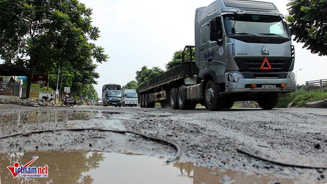Thảm cảnh khó tin ở đại lộ hiện đại nhất Việt Nam - Ảnh 2.
