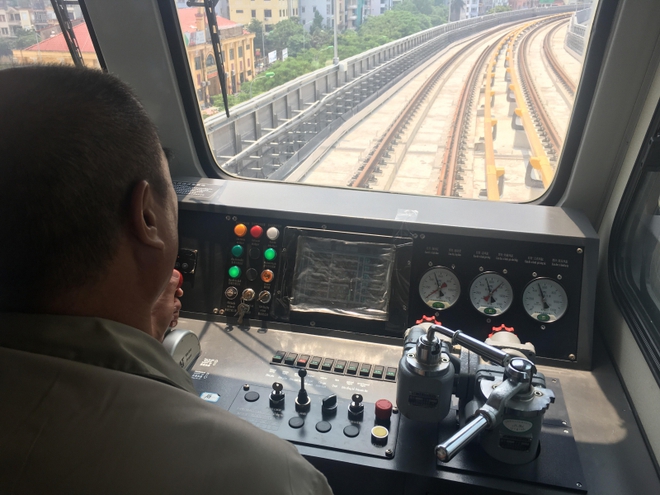 Cận cảnh buồng lái tàu thông đường ray Cát Linh - Hà Đông - Ảnh 2.