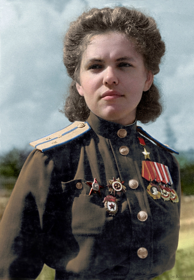 Ảnh màu hiếm về nữ binh sĩ Hồng quân Liên Xô trong Thế chiến II - Ảnh 3.