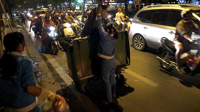 Những người phụ nữ còng lưng đẩy siêu xe trên phố Hà Nội - Ảnh 3.
