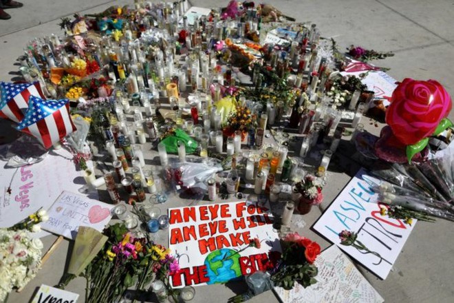 Nước Mỹ lặng đi tưởng niệm các nạn nhân vụ xả súng ở Las Vegas - Ảnh 3.