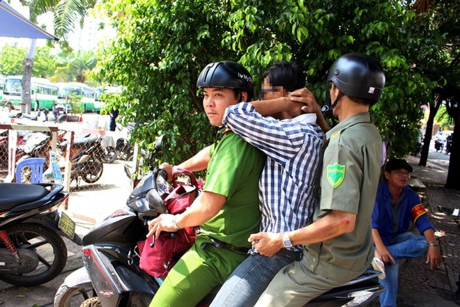 Theo chân công an đi bắt người nghiện ở quận 1 - Ảnh 3.