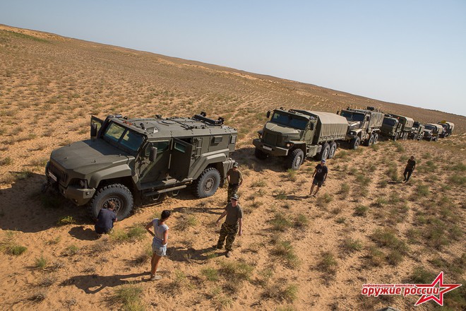 Xe quân sự Nga bị tra tấn khủng khiếp: Ào ạt xông lên trong sa mạc - Ảnh 3.