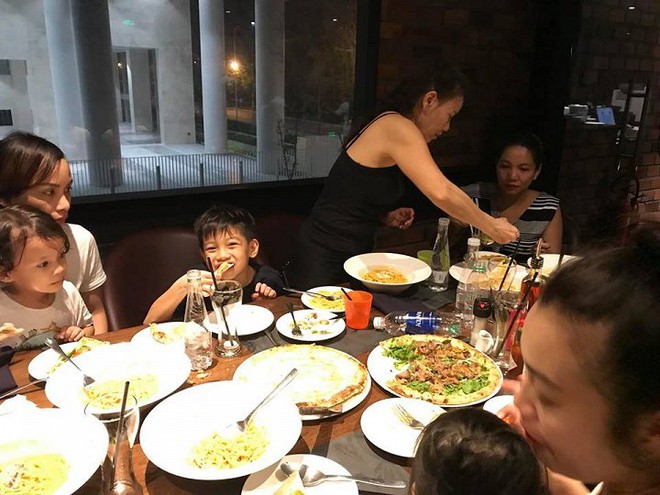 Mẹ Hồ Ngọc Hà đăng ảnh Kim Lý vui vẻ ngồi ăn uống cùng gia đình dịp cuối tuần - Ảnh 3.