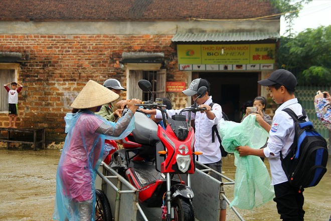 Gần 1 tuần vỡ đê Chương Mỹ: Trẻ em ngồi xe cải tiến vượt sông đến trường - Ảnh 3.