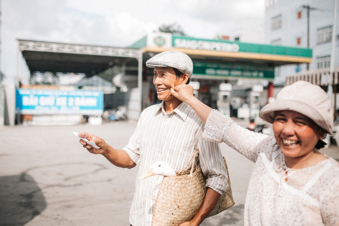 Bố mẹ trong bộ ảnh 25 năm gắn bó cánh đồng đi thăm con, lại có thêm những khoảnh khắc yêu thương đến cay mũi! - Ảnh 3.