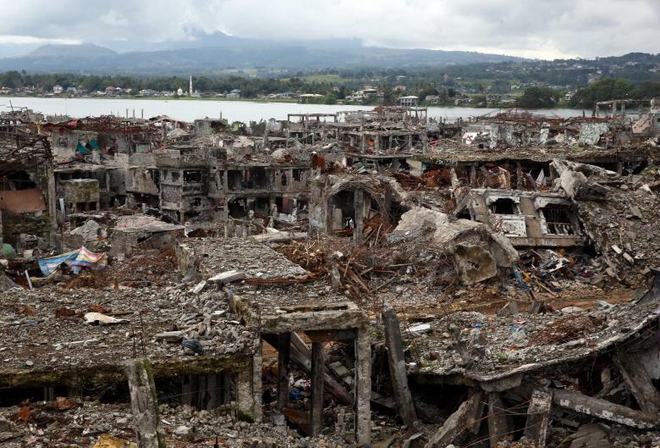Thoát phiến quân thân IS, thành phố Philippines thành đống gạch vụn khổng lồ - Ảnh 3.