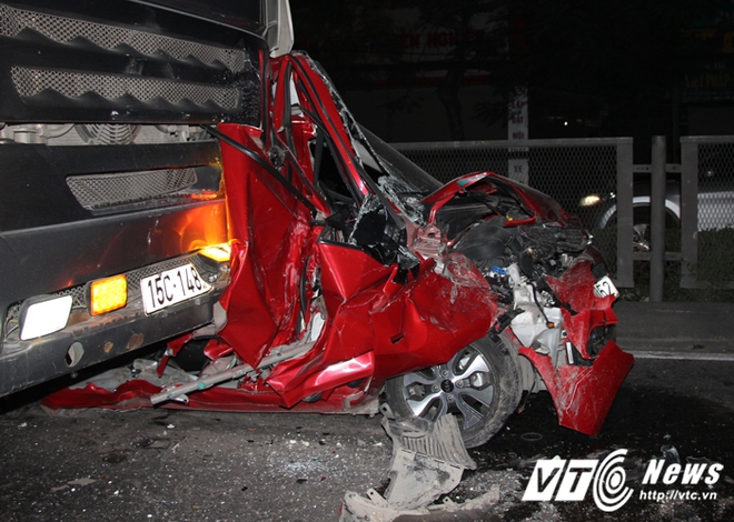 Hiện trường xe hơi bị tông nát bét, kẹp giữa 2 xe đầu kéo ở Hải Phòng - Ảnh 3.
