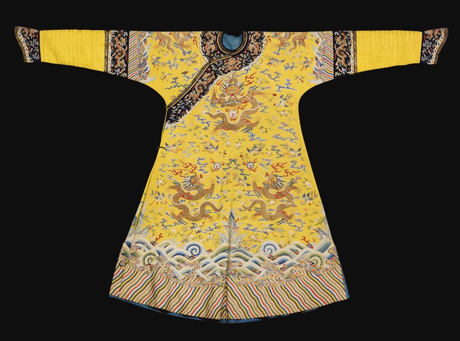 Những bí ẩn đằng sau long bào của Hoàng đế Trung Hoa: Chiếc áo được trang trí công phu nhất thế giới - Ảnh 3.