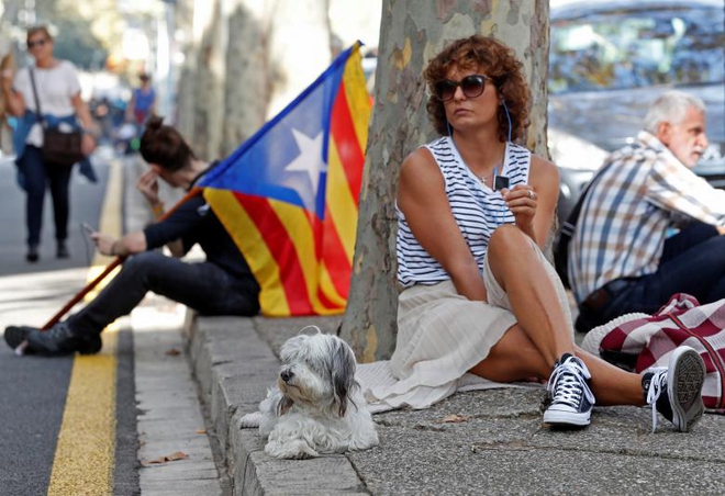 Ảnh: Catalan tuyên bố độc lập, hàng vạn người dân đổ ra đường ăn mừng - Ảnh 3.