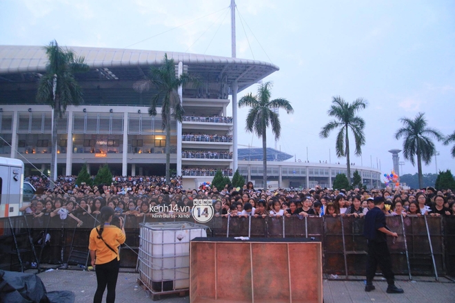 Biển người chờ đón Lee Kwang Soo - Haha tại Mỹ Đình, nhiều fan ngất vì không chịu được sức ép khủng khiếp - Ảnh 3.