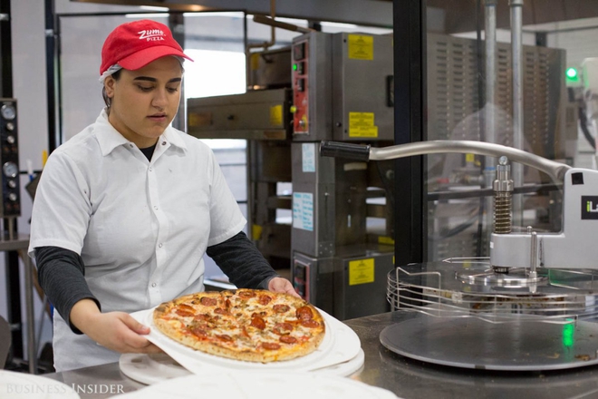Không chỉ phục vụ nhà hàng, khách sạn, giờ robot còn có thể làm bánh pizza hết sức xuất sắc - Ảnh 3.