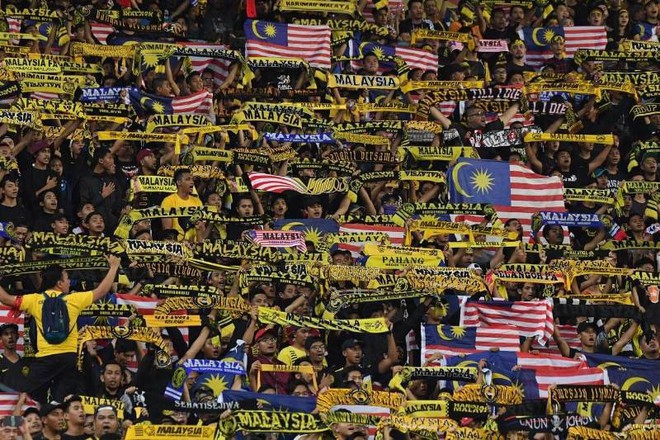 Manh động từ fan đến đội, bóng đá Malaysia bị phạt nặng - Ảnh 3.