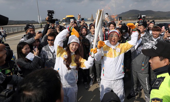 Suzy đẹp rạng ngời bên cạnh Yoo Jae-suk trong lễ rước đuốc Olympic mùa Đông 2018 - Ảnh 3.