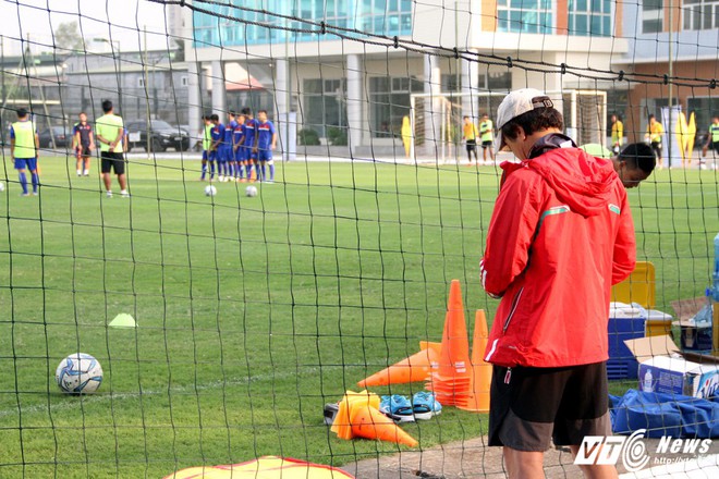 HLV Park Hang Seo túc tắc tập thể dục, cử trợ lý quan sát U19 Việt Nam - Ảnh 3.