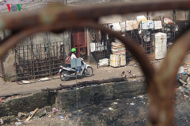 Cảnh sống nhếch nhác ở những “khu ổ chuột” giữa lòng Thủ đô - Ảnh 3.