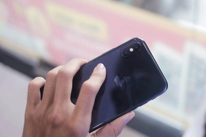 Vì sao iPhone X về Việt Nam giá cao gấp đôi? - Ảnh 3.