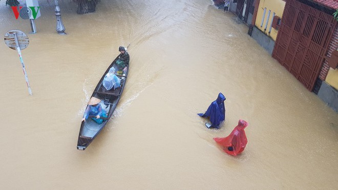 Người dân Huế chèo thuyền, đánh cá trên đường phố trong ngày mưa lũ - Ảnh 3.